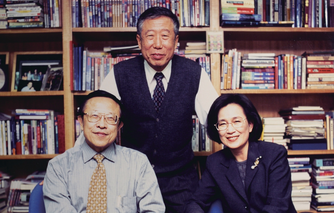 1986年創辦《遠見》雜誌,與共同創辦人張作錦(中)、王力行(右)合影。
