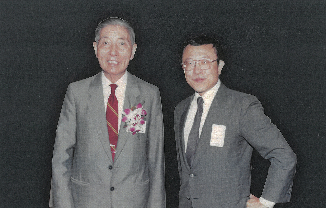 與李國鼎先生合影於1989年9月「天下文化」改名茶會。