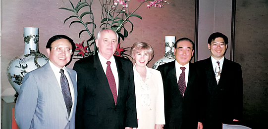 1994年在舊金山參加戈巴契夫主辦的「世界論壇」。左起為我、戈巴契夫夫婦、郝柏村前資政、郝海晏教授。