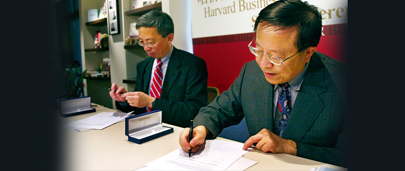 2006年9月，與美國《哈佛商業評論》完成簽約。